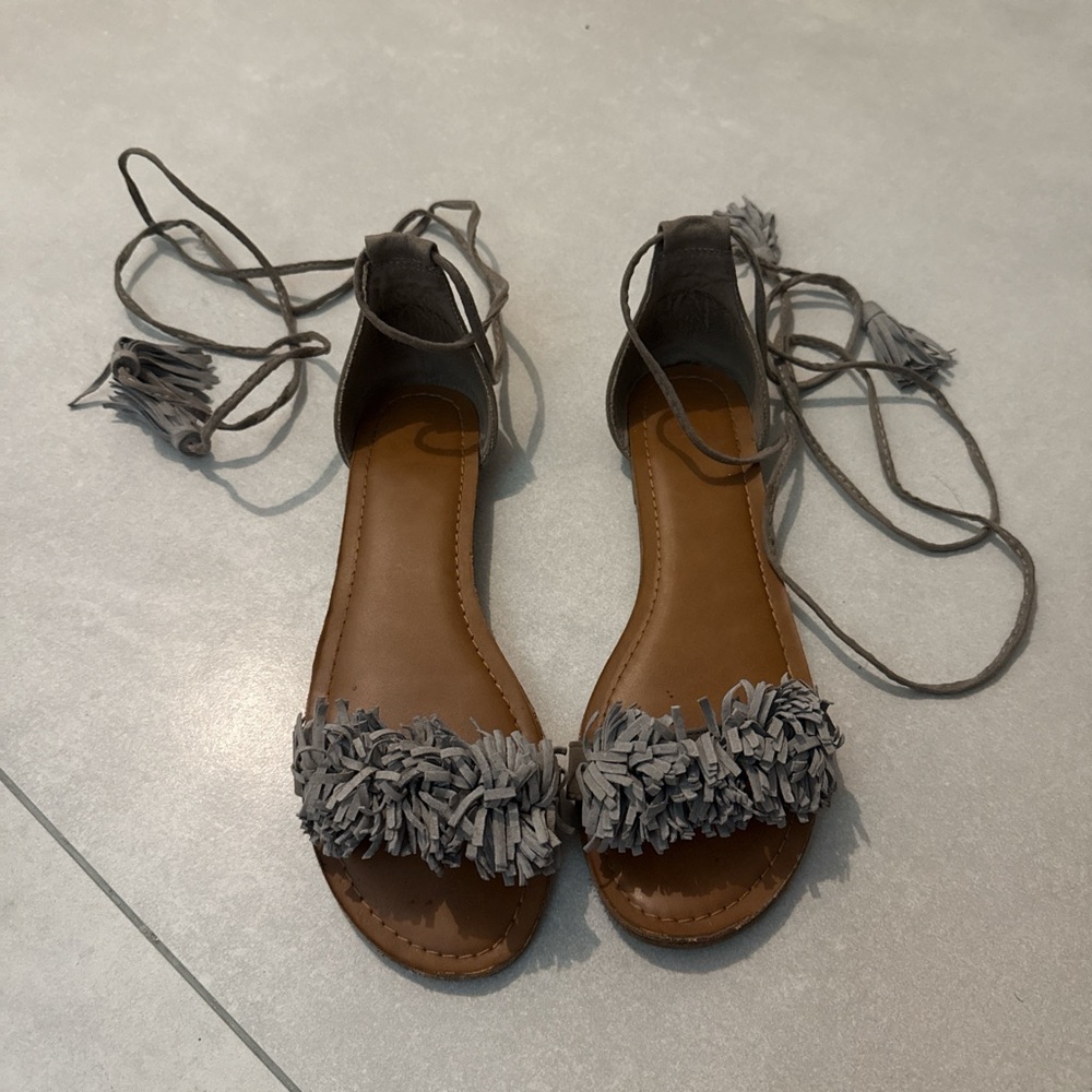 SM New York Gray Fringe Sandals
